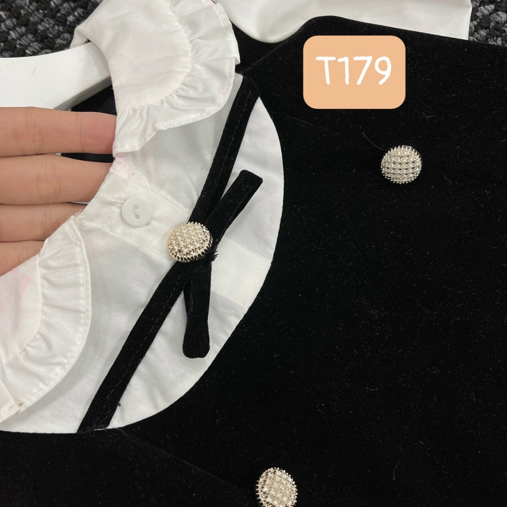 T179 Đầm nhung sơ mi 6 khuy vàng cho bé gái