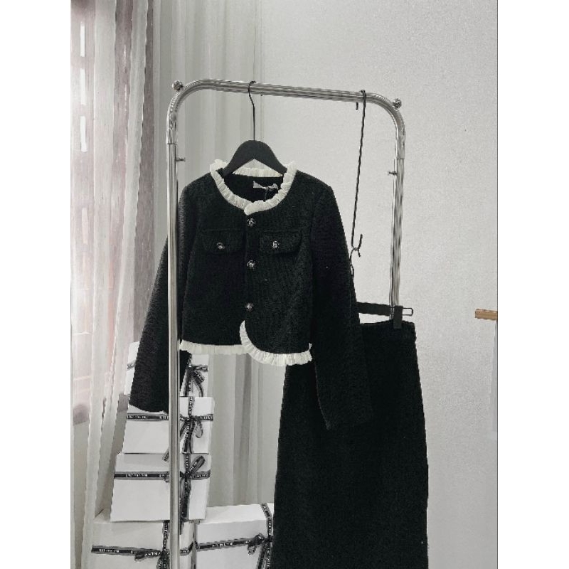 Set áo dạ đen phối bèo có đệm vai kèm chân váy dáng dài chất dày dặn cực xinh