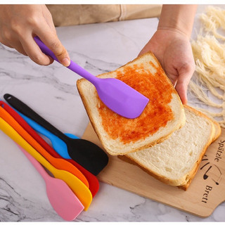 chổi quét dầu , phới chộn bột làm bánh