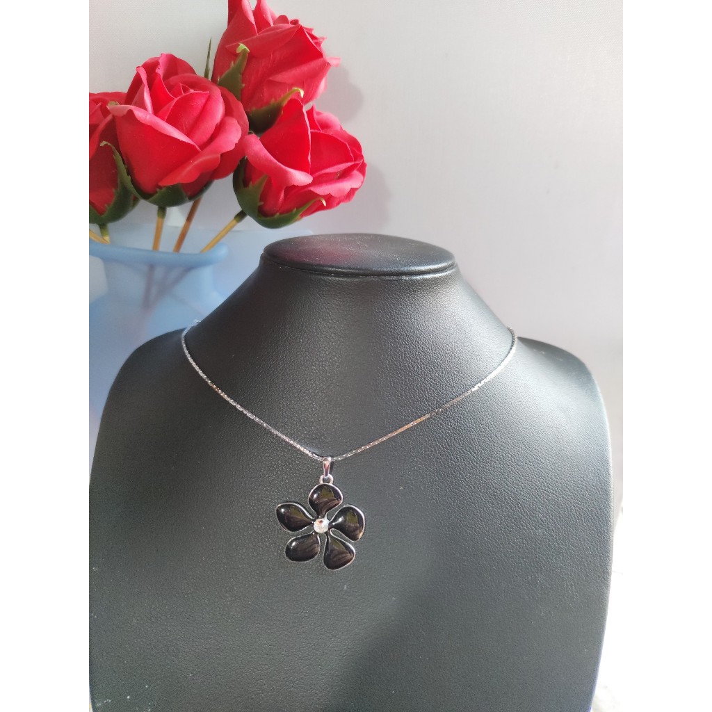 Chuỗi dây chuyền thời trang 65 cm mặt là bông hoa 5 cánh ốp đá đen viên giữa là đá trắng đẹp hàng đấu Nhật