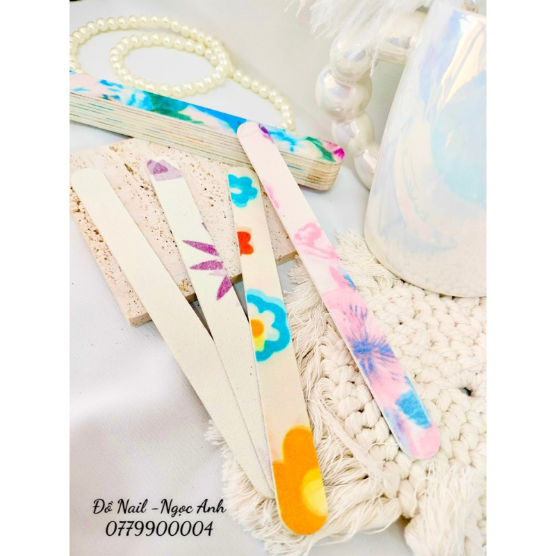 Dũa mịn dài,dùng để dũa fom móng và bề mặt móng khi sơn gel giúp bộ sơn được về và bề mặt móng sạch sẽ cho thợ nail