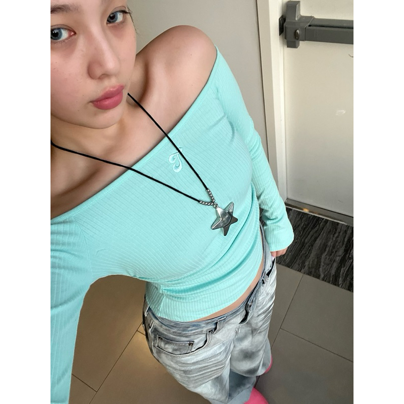 SWEET TOP - Áo trễ vai tay dài logo thêu