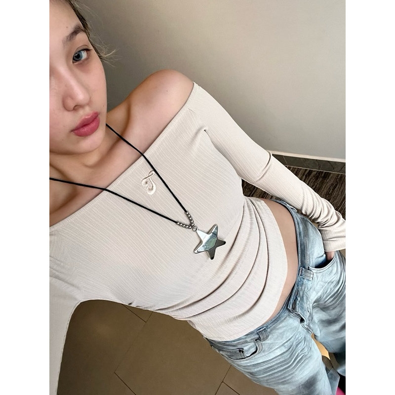 SWEET TOP - Áo trễ vai tay dài logo thêu