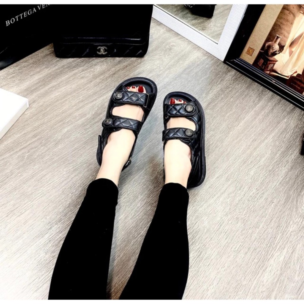 Sandal nữ quai dán trần chỉ khuy tròn C C đế thấp Nguyên hộp hãng cao cấp