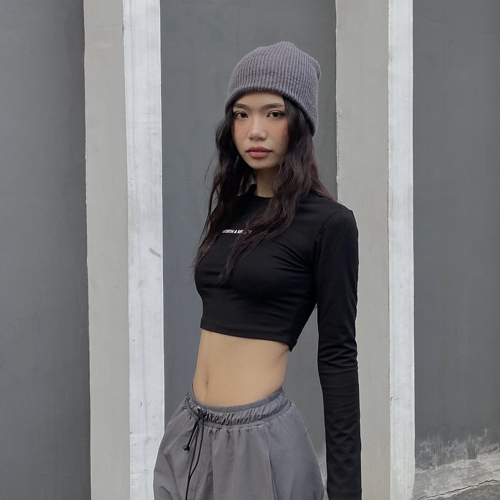 Áo croptop nữ dài tay WEARIT chất liệu cotton co dãn 4 chiều, kiểu dáng form fit worth a million tears