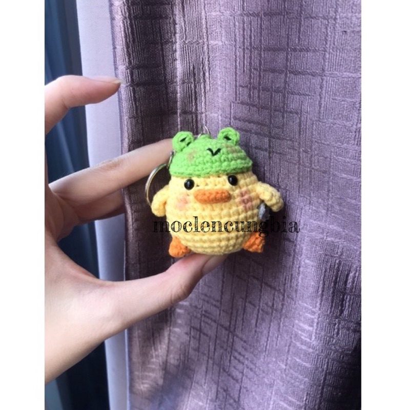 Móc khoá con gà cầm dao, đội mũ ếch dễ thương 🥰