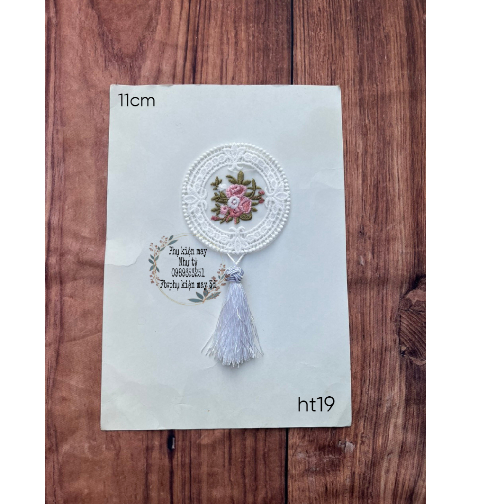 Tấm tròn thêu hoa kèm dây xinh xắn trang trí áo dài