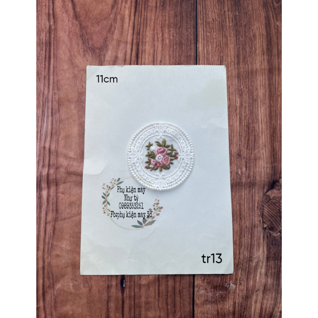 Tấm tròn thêu hoa kèm dây xinh xắn trang trí áo dài