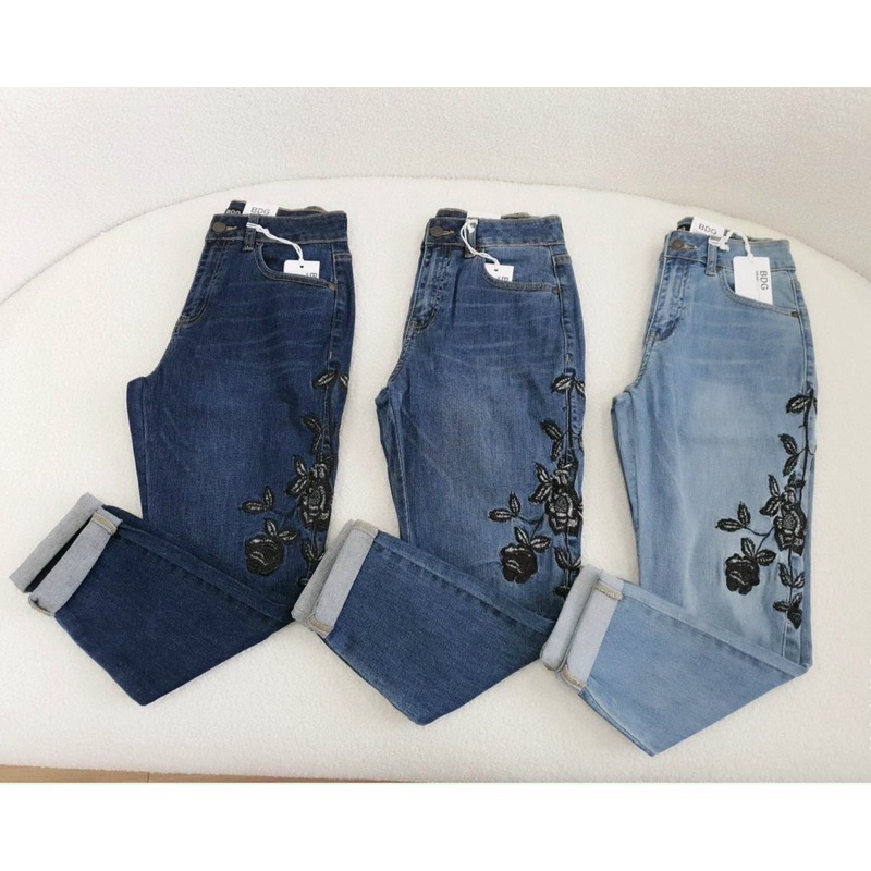Quần jeans thêu 9 tấc