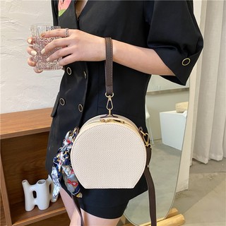 Túi cói hình táo đeo chéo đi dạo đi biển