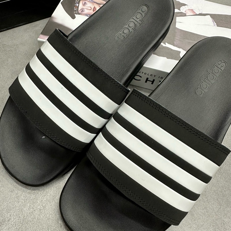 DÉP QUAI NGANG ADILETTE COMFORT FULL BLACK S82137 * DÉP ADIDAS CHÍNH HÃNG - CG3425 FULL TAG