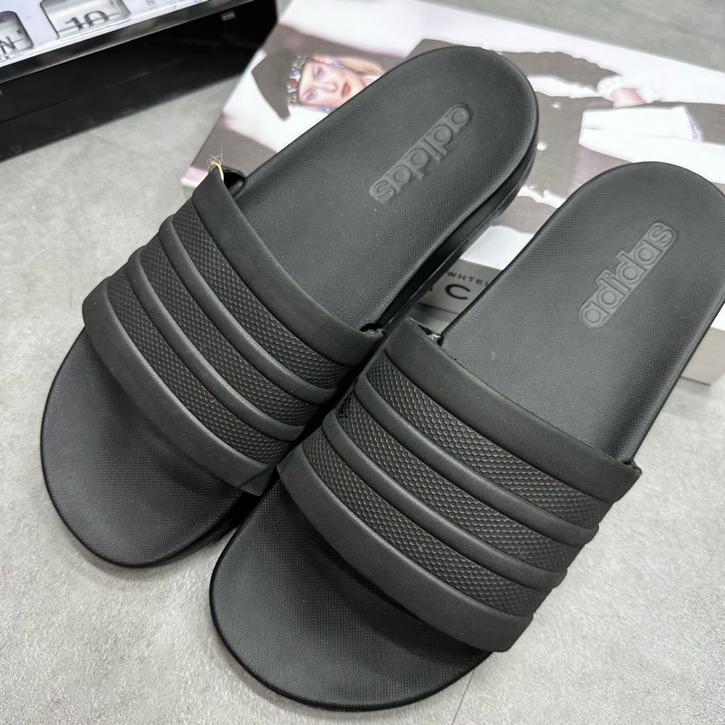 DÉP QUAI NGANG ADILETTE COMFORT FULL BLACK S82137 * DÉP ADIDAS CHÍNH HÃNG - CG3425 FULL TAG