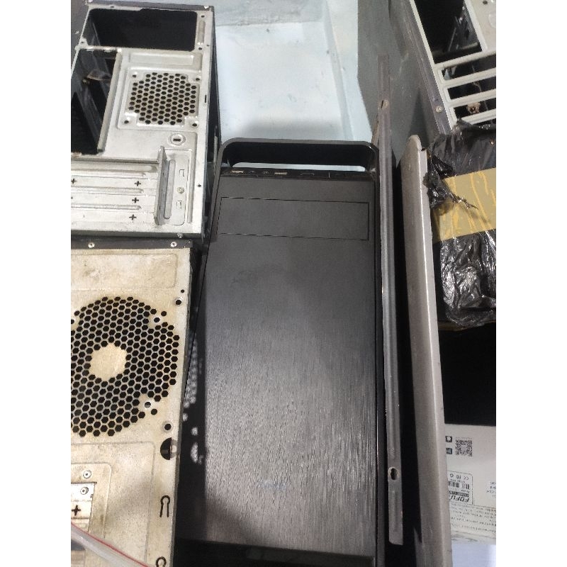 Vỏ thùng máy PC cũ rã văn phòng