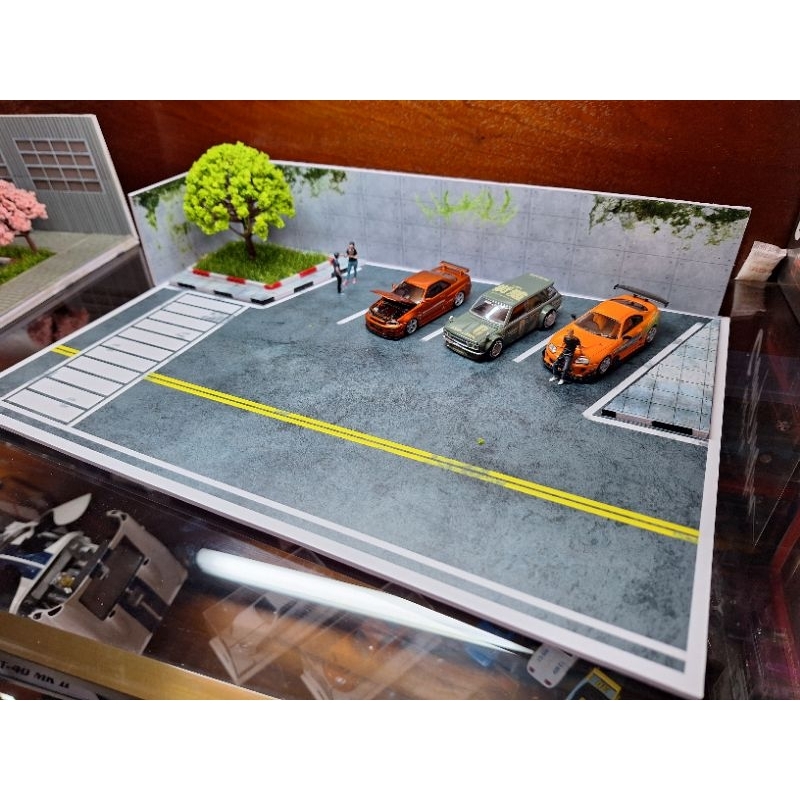 Diorama 1:64 bãi đỗ xe cây xanh - 4 xe