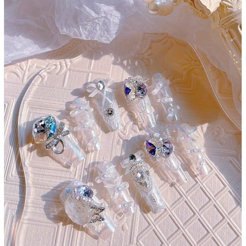 H87 Nailbox thiết kế , màu trắng ngọc , gắn đá Nơ tiểu thư