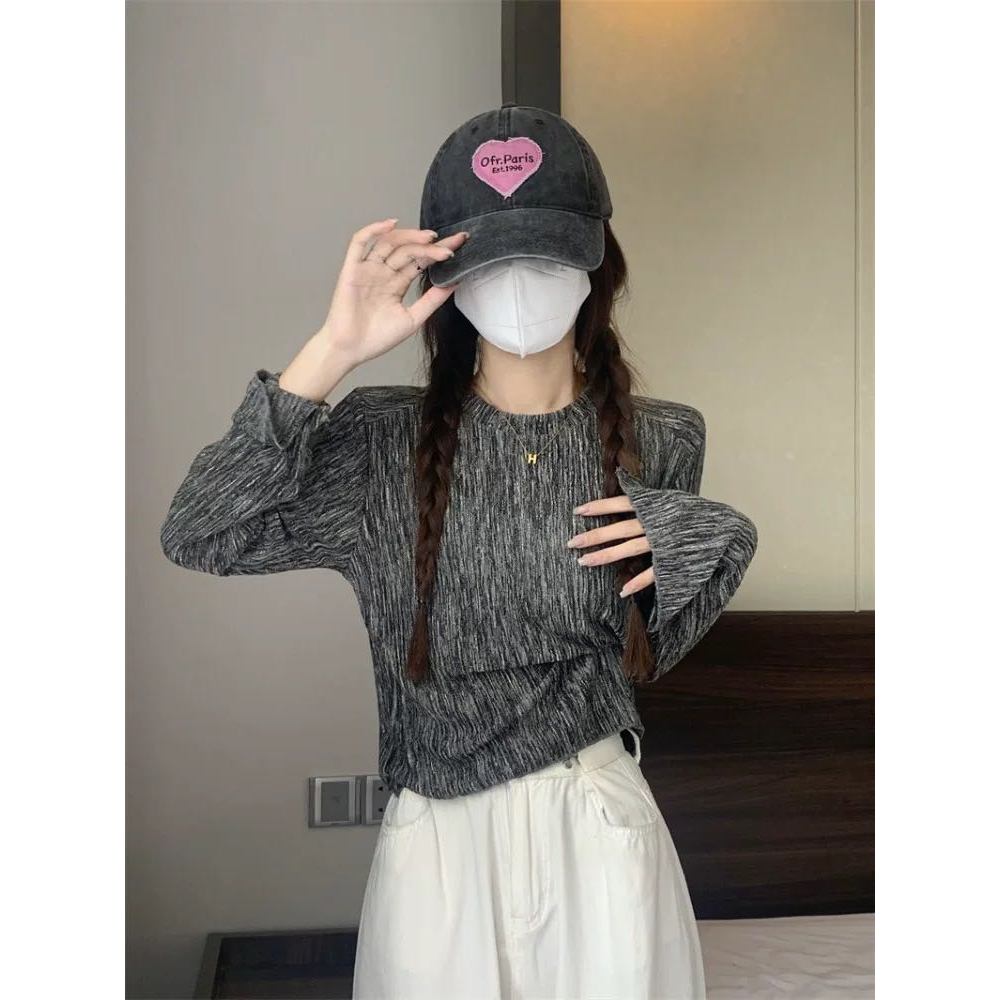Áo thun dài tay dáng croptop có đệm vai màu muối tiêu