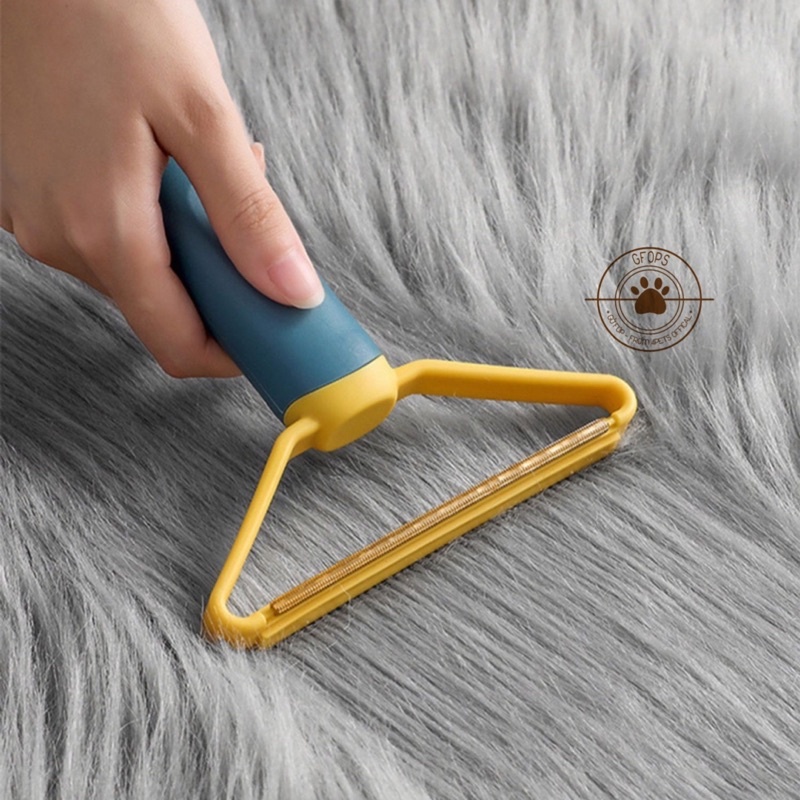 Dụng cụ làm sạch lông, tóc trên quần áo. Lược chải sơ vải trên giường thảm nệm, ghế sofa