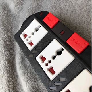 Ổ cắm Điện Quang 4 lỗ 3 chấu