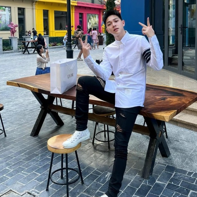 Áo Sơ Mi Nam Tay Dài Họa Tiết Kẻ Ngang Cánh Tay Trẻ Trung Hot Nhất