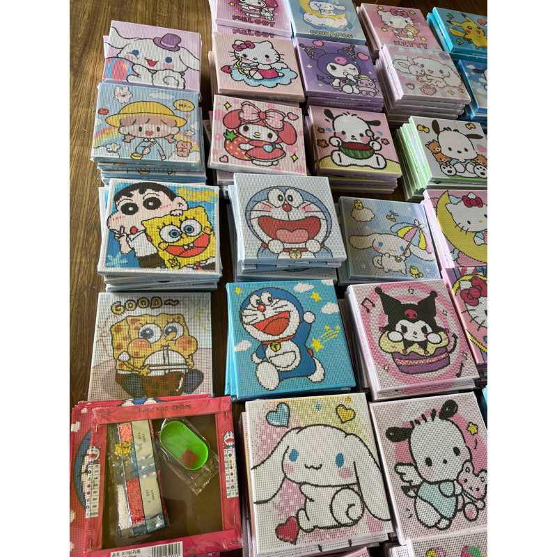 Tranh đính đá có khung full đá- size 20x20cm hoạt hình, gấu dâu và cặp đôi có khung gỗ căng sẵn và khung để bàn