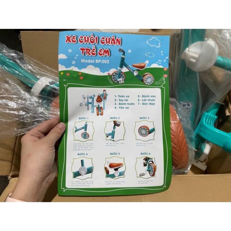 Xe chòi chân thăng bằng có bàn đạp cho bé chiều cao yên