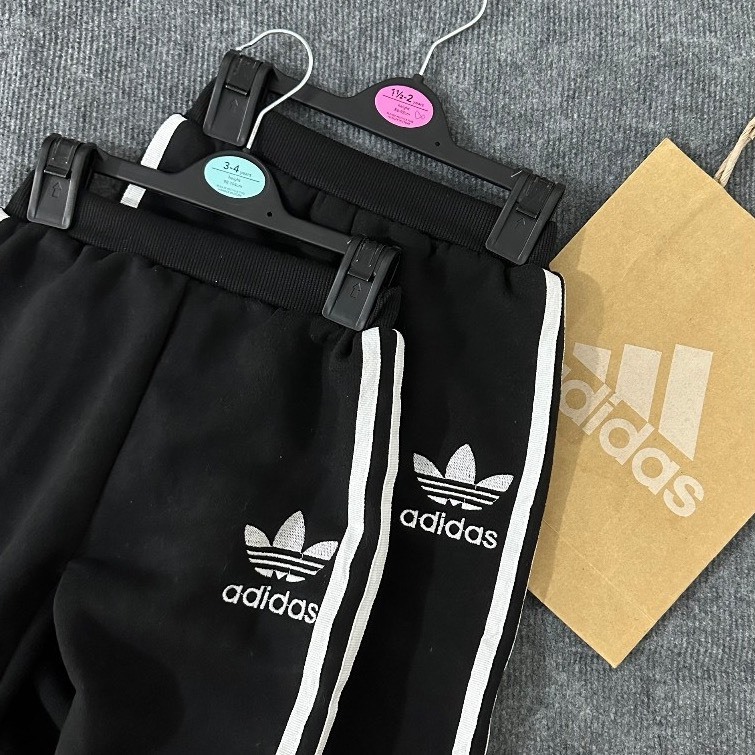 Bộ nỉ đen có mũ logo cho bé trai