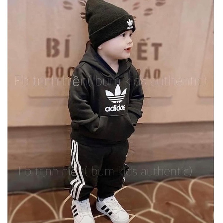 Bộ nỉ đen có mũ logo cho bé trai