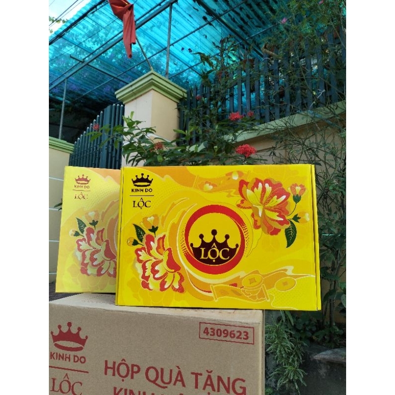 Bộ quà Tết Kinh Đô Lộc Vàng hộp 811.4g - kèm túi