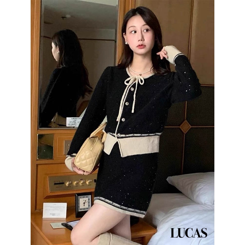 Váy set len nhũ: áo cổ tròn tay dài dọc cúc kim loại hoa, chân váy cùng set