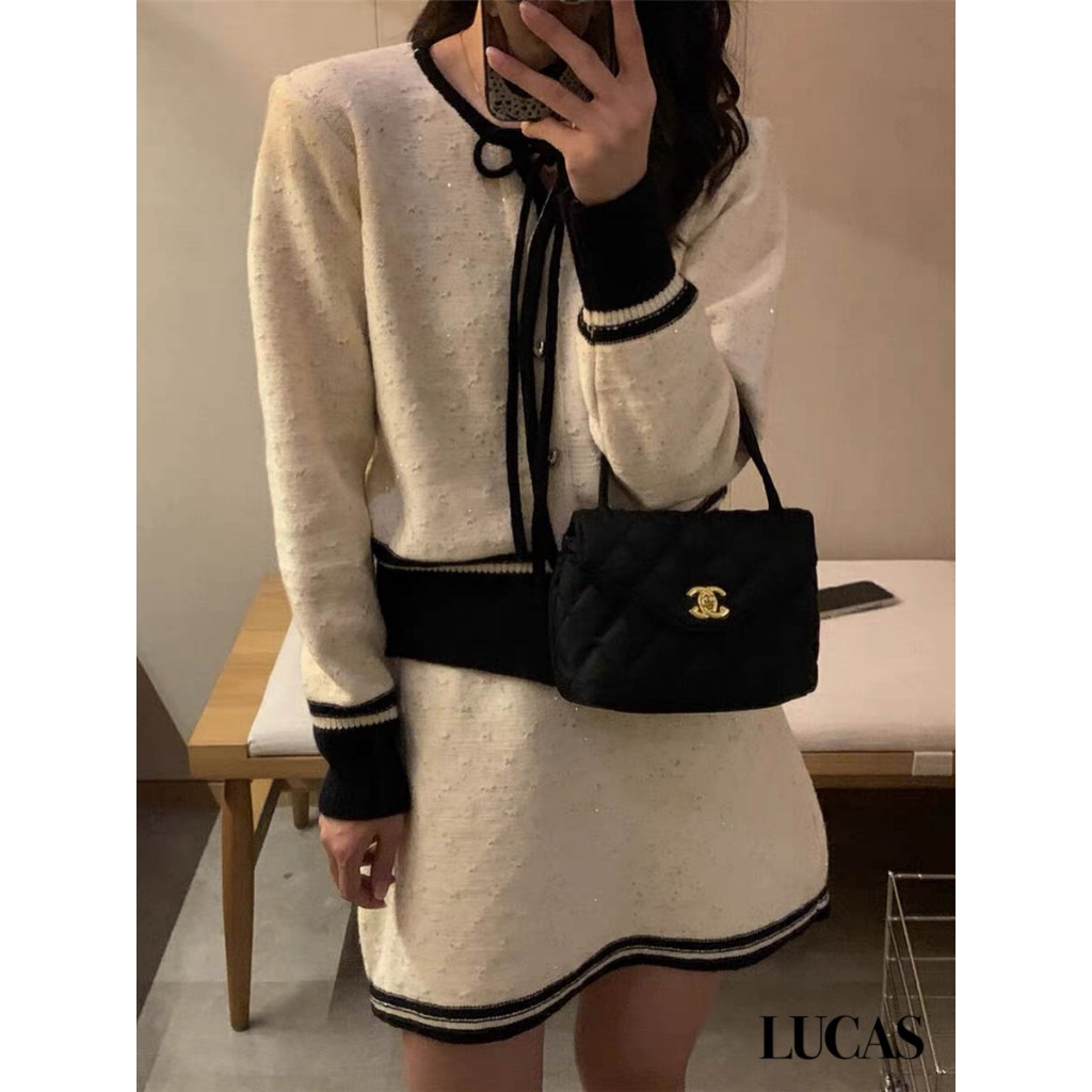 Váy set len nhũ: áo cổ tròn tay dài dọc cúc kim loại hoa, chân váy cùng set