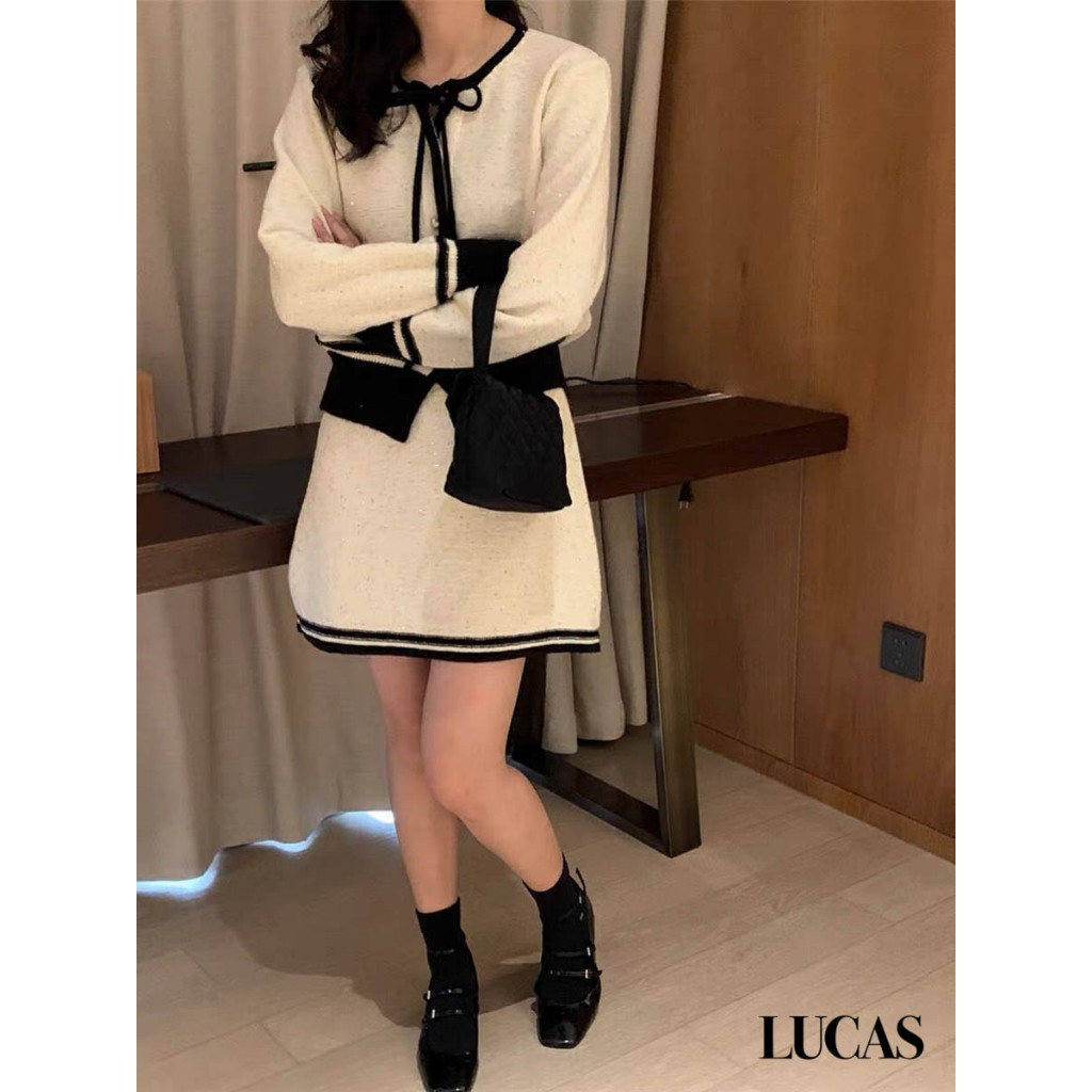 Váy set len nhũ: áo cổ tròn tay dài dọc cúc kim loại hoa, chân váy cùng set