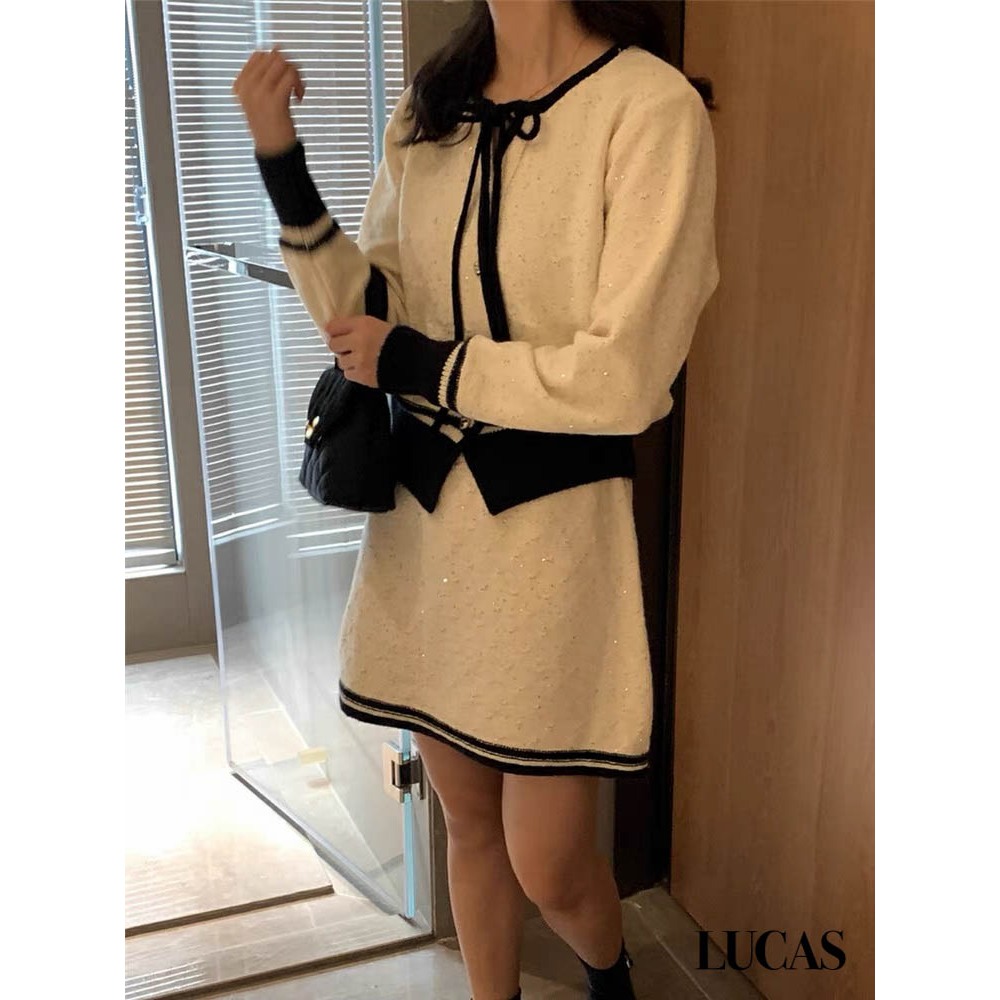 Váy set len nhũ: áo cổ tròn tay dài dọc cúc kim loại hoa, chân váy cùng set