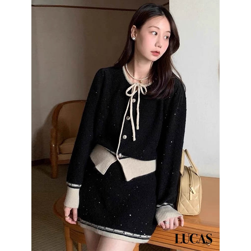 Váy set len nhũ: áo cổ tròn tay dài dọc cúc kim loại hoa, chân váy cùng set