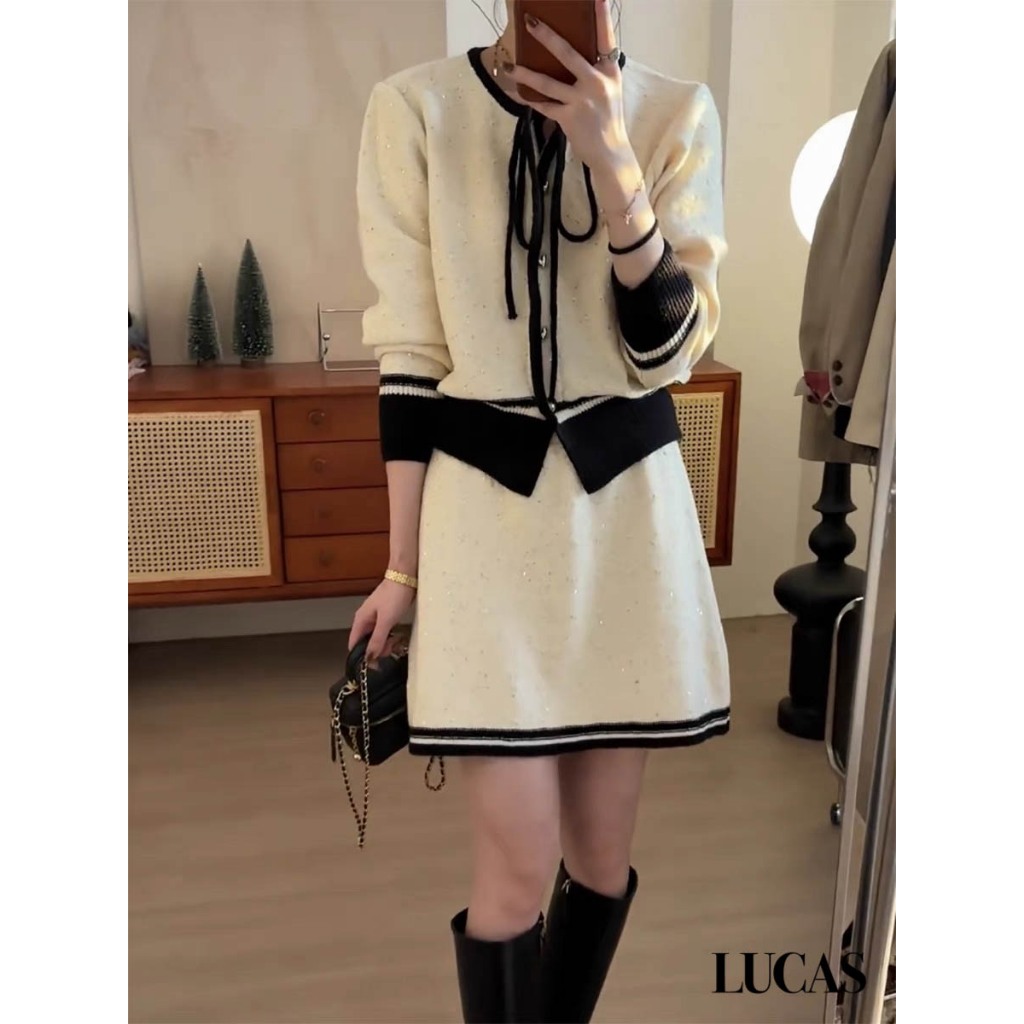 Váy set len nhũ: áo cổ tròn tay dài dọc cúc kim loại hoa, chân váy cùng set