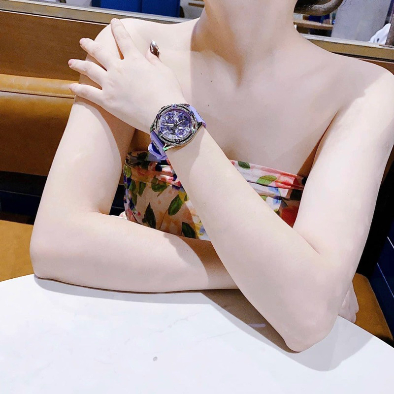 Đồng hồ nữ Guess W0536L4 mặt tròn đính đá dây silicon màu tím