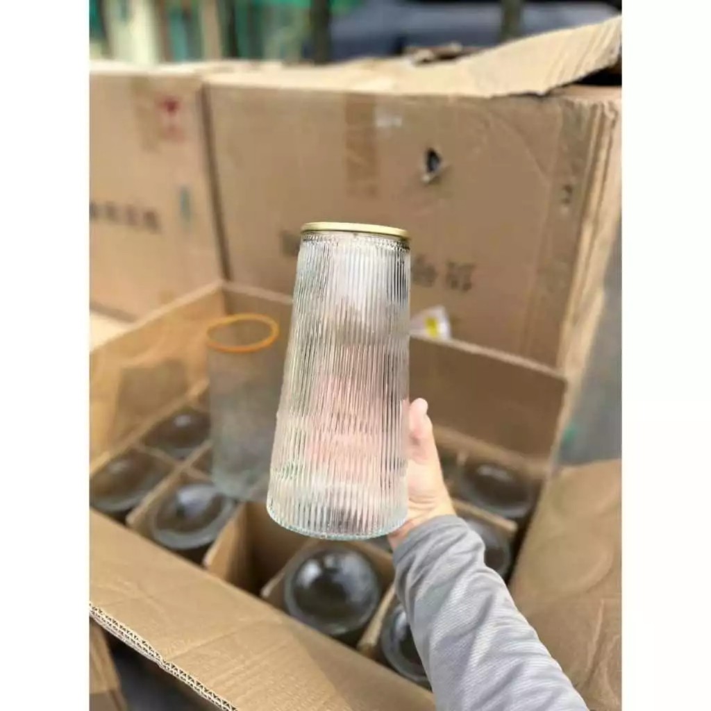 Lọ hoa thủy tinh decor, lọ hoa trắng cao viền vàng, dáng trụ vát cao 22cm, cắm hoa tươi, hoa khô, trang trí decor.