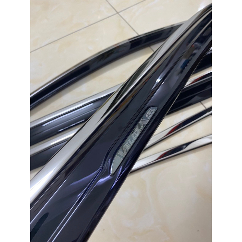 Vè che mưa ToyotaVeloz 2022-2023 chỉ inox cao cấp 6 chi tiết chính hãng