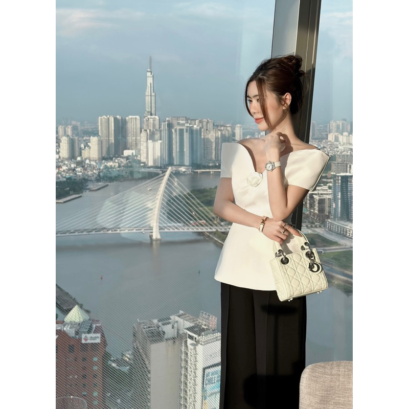 Set áo trễ vai quần suông kèm hoa cài