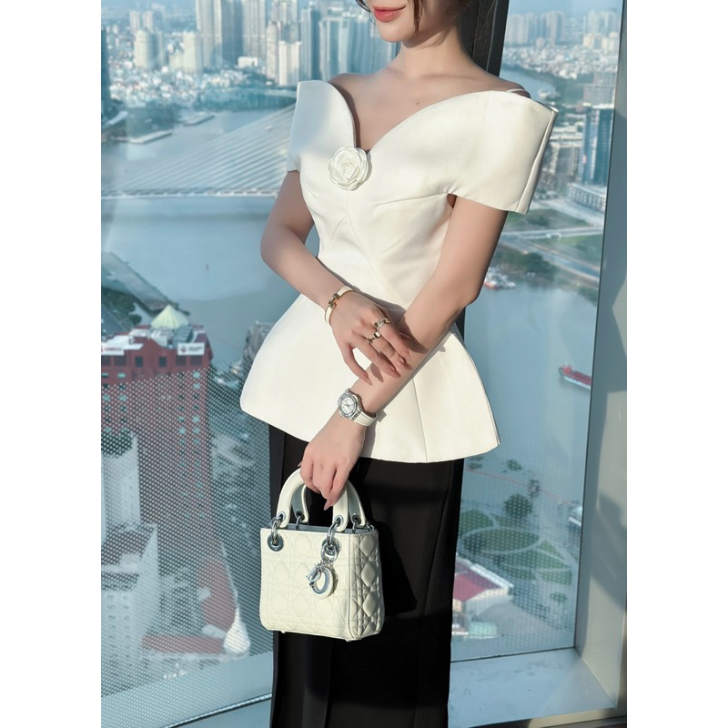 Set áo trễ vai quần suông kèm hoa cài