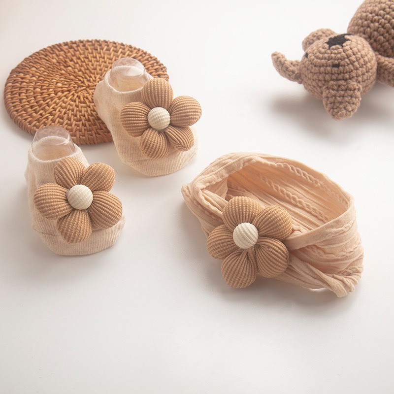 Set băng đô Turban đính hoa kèm tất chống trượt ChicBaby phong cách Hàn cho bé