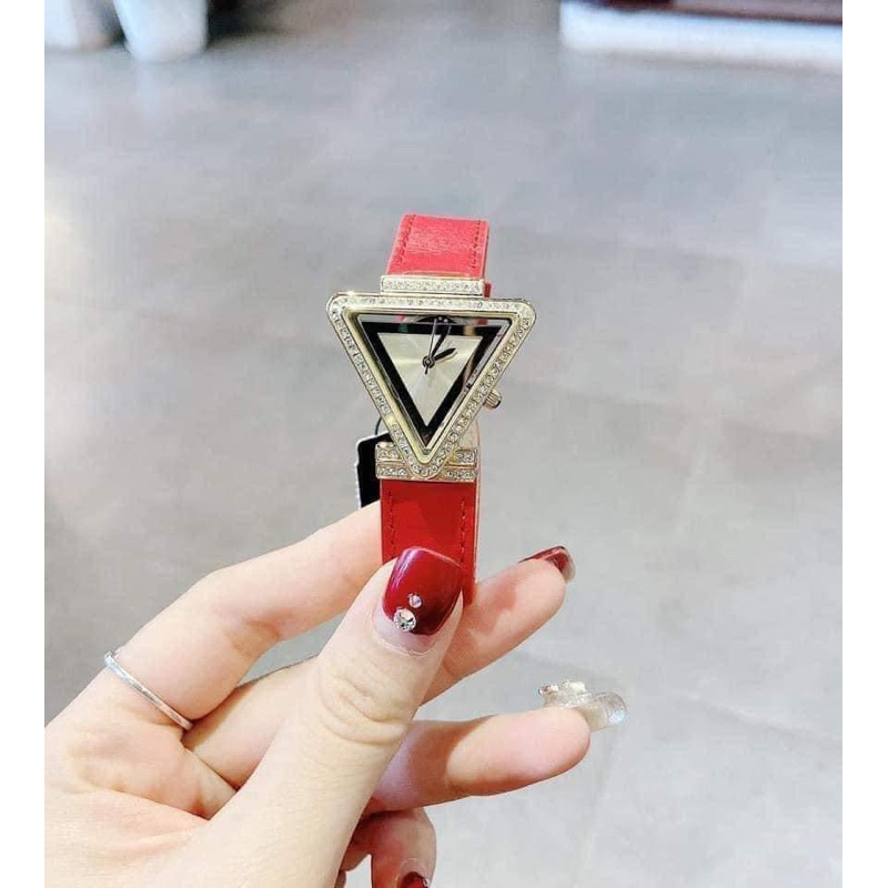 Đồng hồ nữ Guess GW0504L2 mặt tam giác dây da màu đỏ