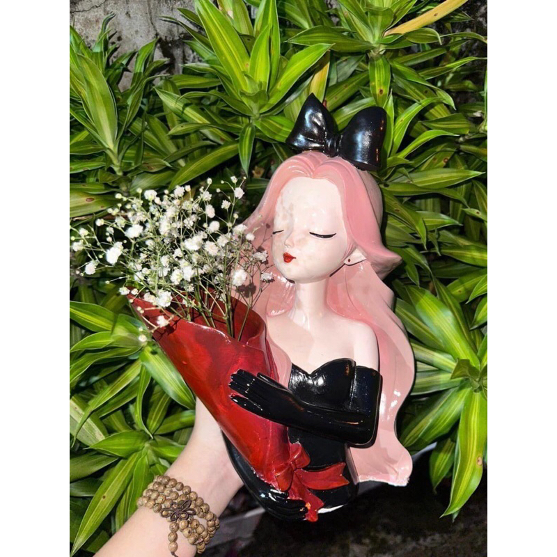 Tượng Cô gái cắm hoa