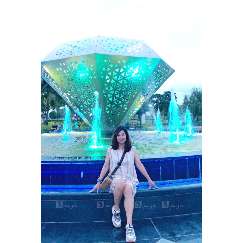 Jumpsuit nữ ngắn cổ tròn sát nách trẻ trung, thời trang.