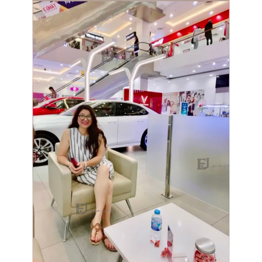 Jumpsuit nữ ngắn cổ tròn sát nách trẻ trung, thời trang.