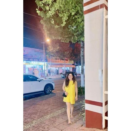 Jumpsuit nữ ngắn cổ tròn sát nách trẻ trung, thời trang.