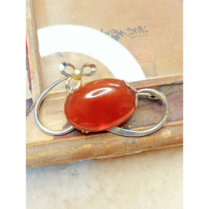 Cài áo đá thật, khung titan