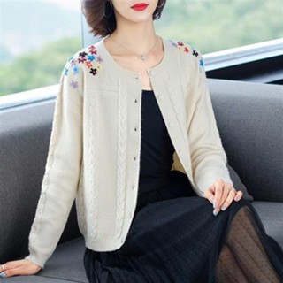 Cardigan len cho mẹ, Áo khoác len trung niên nữ cổ tròn vai thêu hoa phối họa tiết vặn thừng chất len dệt kim mềm mịn