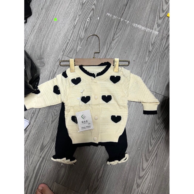 Bộ len cho bé - bộ len tim cho bé gái