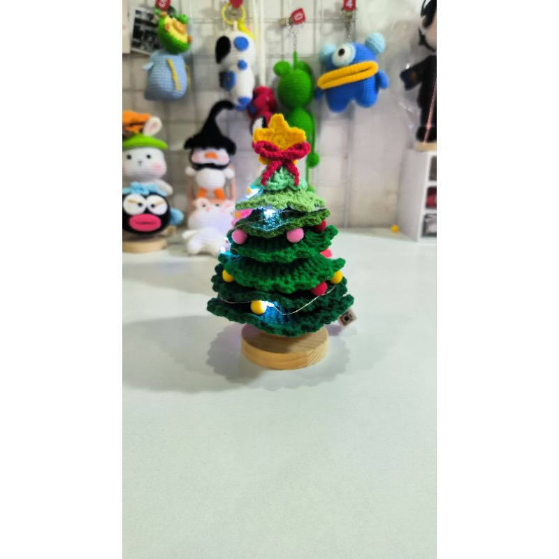 Cây thông noel có kèm đế và đèn led bằng len handmade