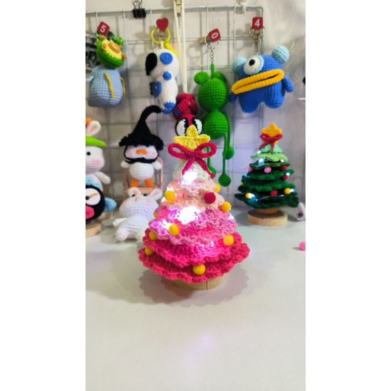 Cây thông noel có kèm đế và đèn led bằng len handmade